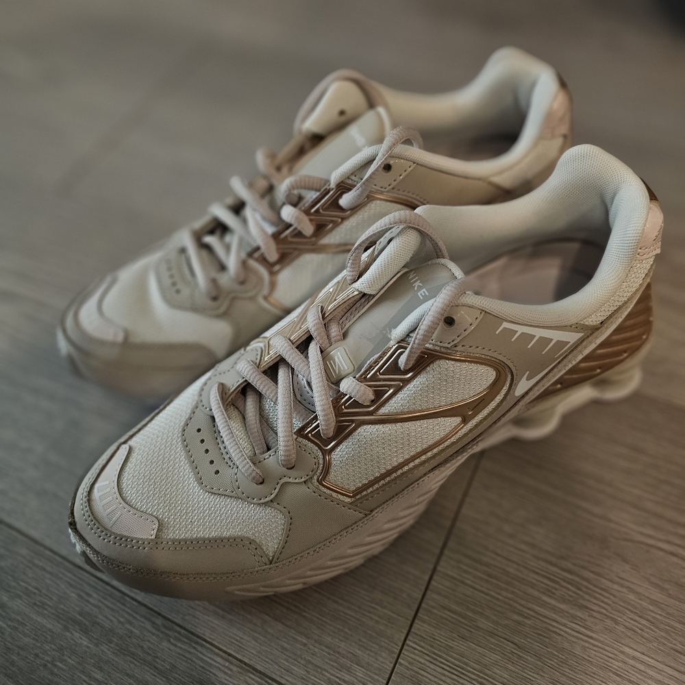 NEW SZ 9 WOMEN's Nike Shox Enigma 9000 Sneakers in Desert Sand/Cream and White